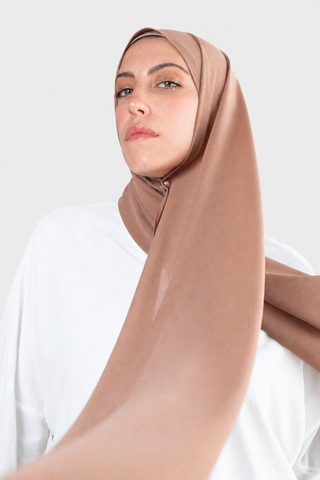 Hijab Chiffon Café en formato vertical con fondo gris claro
