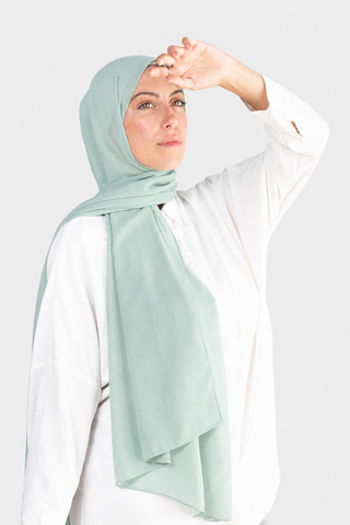 Hijab Chiffon Almendra en formato vertical con fondo gris claro