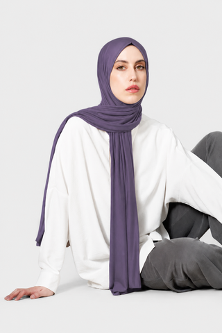 Hijab Jersey Luxury Lila Oscuro con fondo gris claro