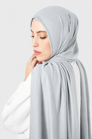 Hijab Jersey Luxury Gris Clarito con fondo gris claro
