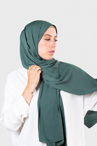 Hijab Crepe Premium Verde Almendra con fondo gris claro
