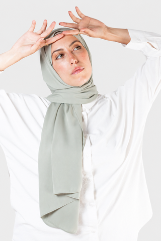 Hijab Crepe Premium Menta Nude con fondo gris claro