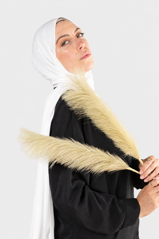 Hijab Crepe Premium Blanco con fondo gris claro