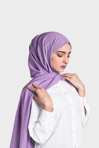 Hijab Georgette Lavanda en formato vertical con fondo gris claro