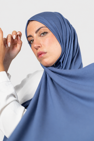 Hijab Jersey Luxury Azul Ciano con fondo gris claro, segunda foto