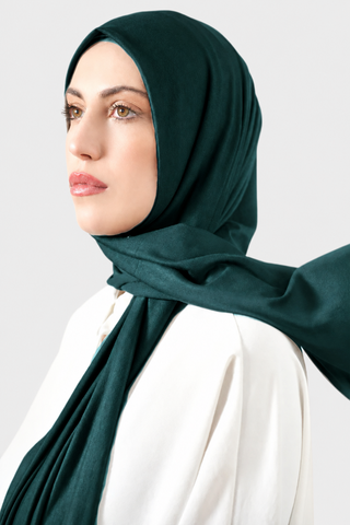 Hijab Jersey Luxury Verde Esmeralda con fondo gris claro