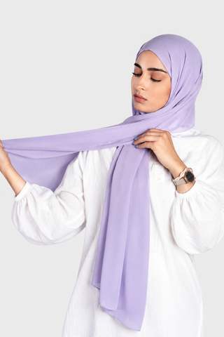Hijab Chiffon Premium Lavanda con fondo gris claro, foto 1