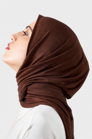 Hijab Jersey Luxury Chocolate con fondo gris claro
