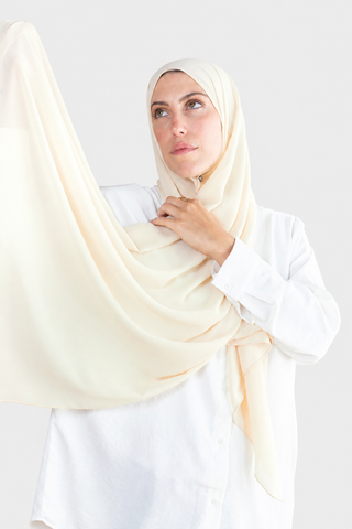 Hijab Chiffon Moka Light en formato vertical con fondo gris claro