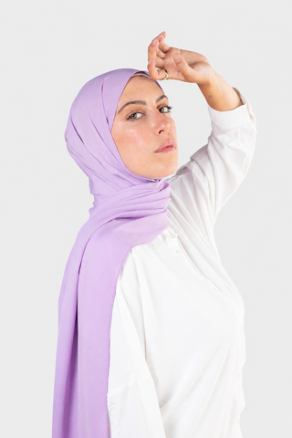 Hijab Crepe Premium Lila con fondo gris claro