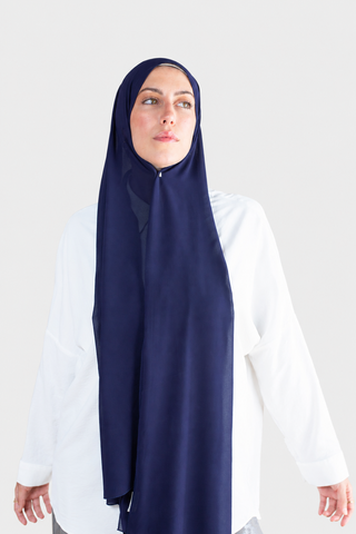 Hijab Chiffon Azul Marino en formato vertical con fondo gris claro
