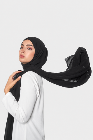 Hijab Chiffon Premium Negro en vertical con fondo gris claro