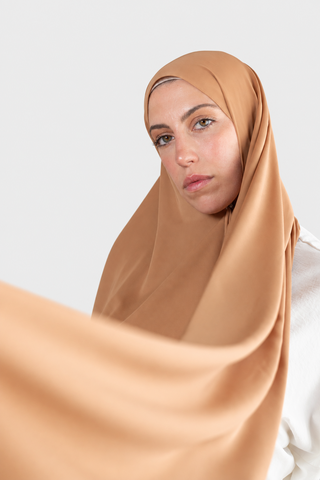 Hijab Crepe Premium Caramelo con fondo gris claro