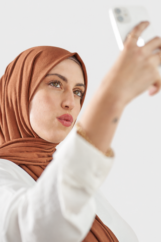 Hijab Jersey Luxury Bronce con fondo gris claro