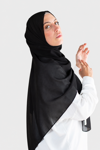 Hijab Chiffon Negro en formato vertical con fondo gris claro