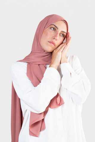 Hijab Crepe Premium Rosa Nude con fondo gris claro