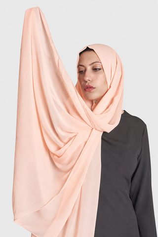 Hijab Chiffon Premium Rosa Palo con fondo gris claro, foto 1