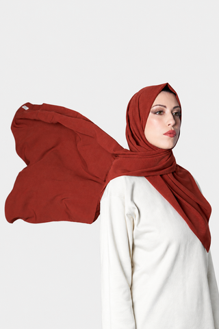 Hijab Teja Georgette en vertical con fondo gris claro, foto 1