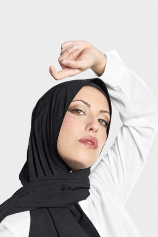 Hijab Georgette Negro en vertical con fondo gris claro, foto 2