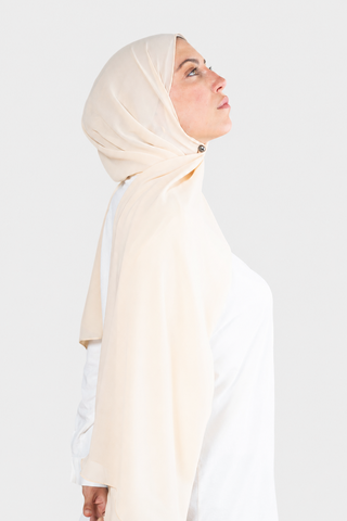 Hijab Chiffon Beige en formato vertical con fondo gris claro