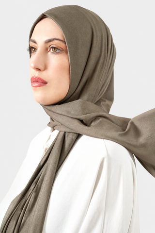 Hijab Jersey Luxury Verde Alga con fondo gris claro