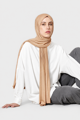 Hijab Jersey Luxury Ocre con fondo gris claro