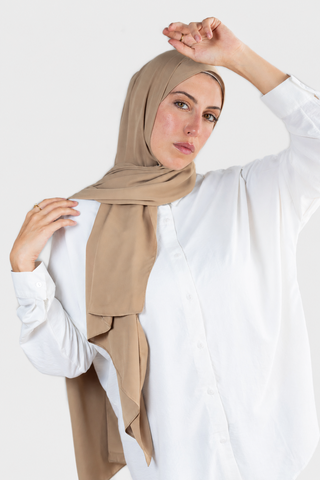 Hijab Crepe Premium Khaki con fondo gris claro