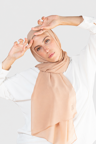 Hijab Chiffon Sepia en formato vertical con fondo gris claro