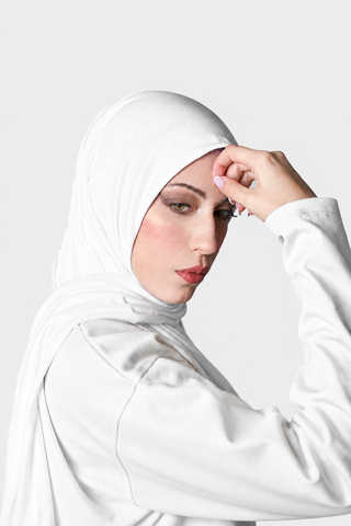 Hijab Jersey Luxury Blanco, segunda foto vertical con fondo gris claro