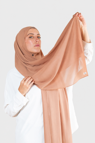 Hijab Chiffon Camel en formato vertical con fondo gris claro