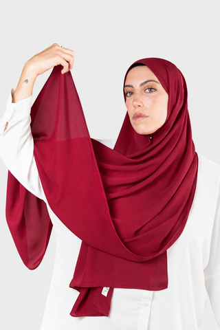 Hijab Crepe Premium Granate con fondo gris claro