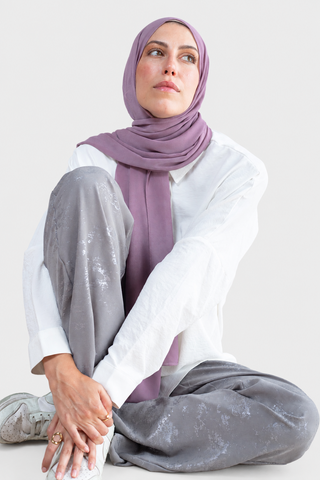Hijab Chiffon Lila en formato vertical con fondo gris claro