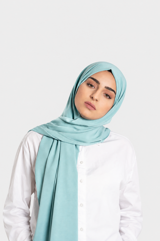 Hijab Georgette Verde Agua en formato vertical con fondo gris claro