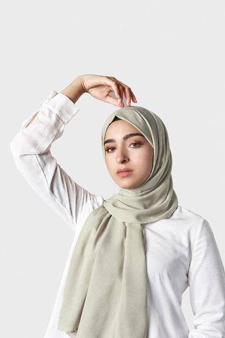 Hijab Georgette Moka Light en formato vertical con fondo gris claro