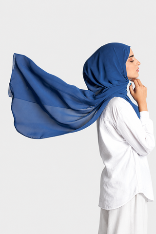 Hijab Chiffon Premium Azul Índigo en formato vertical con fondo gris claro