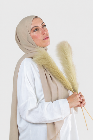 Hijab Chiffon Capuchino en formato vertical con fondo gris claro
