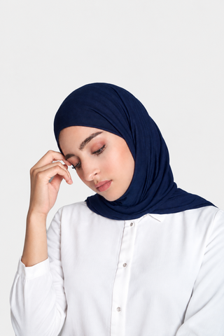 Hijab Jersey Luxury Azul Marino en formato vertical con fondo gris claro