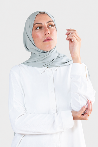 Hijab Crepe Premium Gris con fondo gris claro