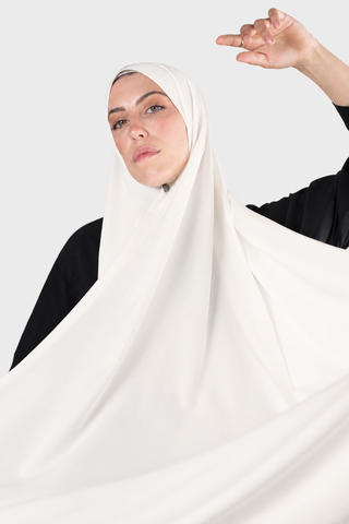 Hijab Crepe Premium Blanco Roto con fondo gris claro