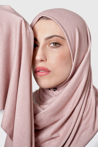 Hijab Jersey Luxury Rosa Malva con fondo gris claro