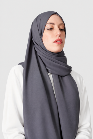 Hijab Chiffon Premium Grafito en formato vertical con fondo gris claro
