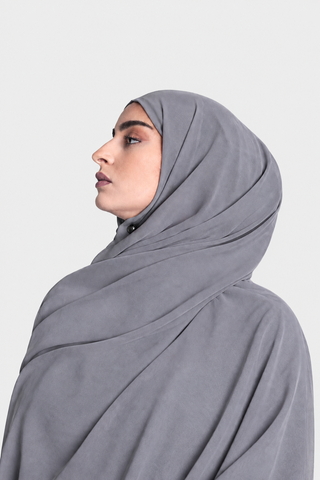 Hijab Chiffon Premium Gris en vertical, nueva versión con fondo gris claro