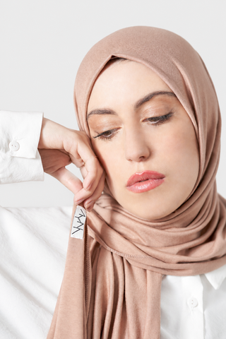Hijab Jersey Luxury Camel con fondo gris claro