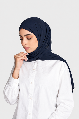 Hijab Chiffon Premium Azul Marino con fondo gris claro, foto 2
