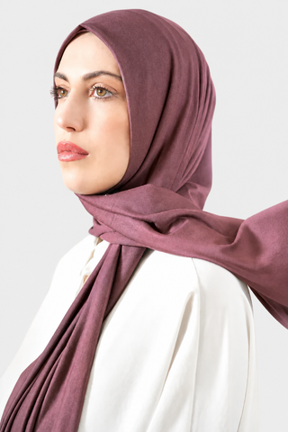 Hijab Jersey Luxury Magenta Oscuro con fondo gris claro