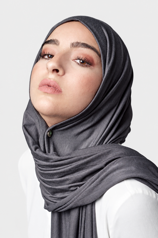 Hijab Jersey Luxury Grafito con fondo gris claro